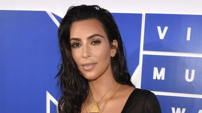 Кардашьян поехала в Париж на неделю моды с матерью и двумя сестрами