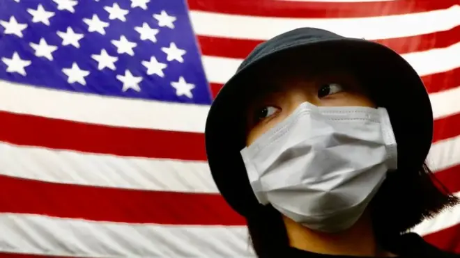 Mulher em frente a bandeira americana em Taiwan