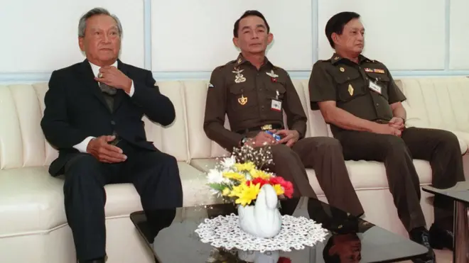 พล.อ.สุนทร คงสมพงษ์ อดีตผู้บัญชาการทหารสูงสุด (กลาง) บิดาของ พล.อ. อภิรัชต์ เคียงข้าง พล.อ. ชาติชาย ชุณหะวัณ นายกรัฐมนตรีในขณะนั้น (ซ้าย) เมื่อเดือน ม.ค. 2534 ก่อนเกิดการรัฐประหารในเดือนถัดมา