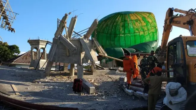 Setelah berhasil mendatangkan alat berat, tim penyelamat akhirnya berhasil mengelurkan dua korban meninggal dunia di bawah reruntuhan, kata Kahumas SAR Mataram, Agus Hendra Sanjaya.