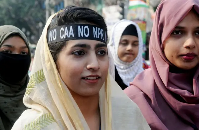 कोलकाता में नागरिकता संशोधन क़ानून के विरोध में हुई एक रैली के दौरान कुछ युवा प्रदर्शनकारी (फ़ाइल फ़ोटो)