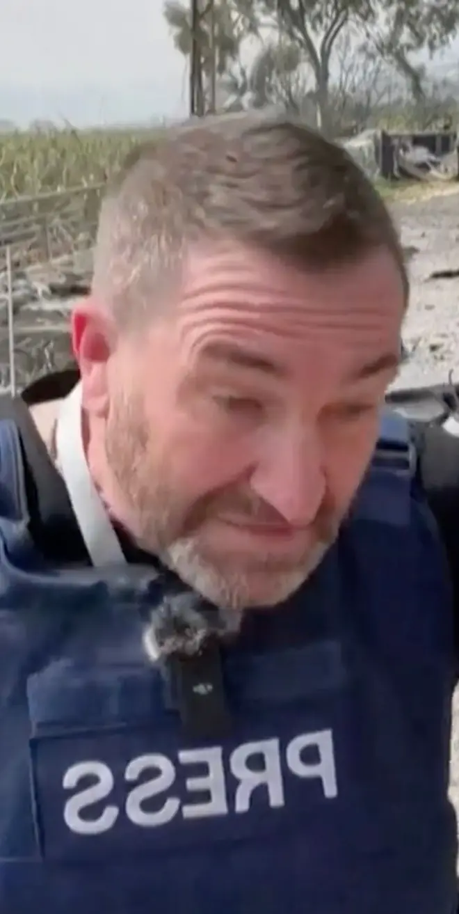 Repórter se abaixando