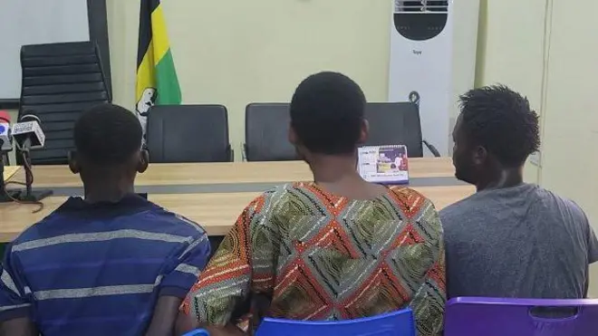 Awọn afurasi mẹta naa ree bi ọlọpaa ṣe ṣafihan wọn ni Eleweeran, l'Abeokuta. Wọn kọyin si kamẹra bi ofin ṣe faaye gba wọn, nitori afurasi ni wọn ṣi ka wọn si labẹ ofin titi digba ti kootu ba dajọ to si fidi ẹ mulẹ pe wọn jẹbi.