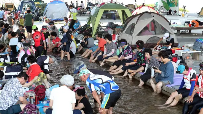 지난 1일 서울 여의도한강공원의 마포대교 남단을 찾은 시민들이 더위를 피하고 있다