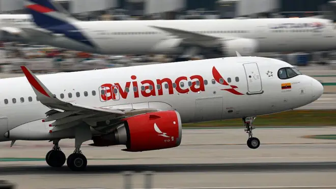 Un avión de Avianca despegando.