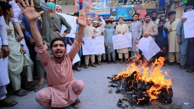 فرانسیسی سفیر کی پاکستان بدری کے لیے ملک بھر میں مختلف تنظیموں اور گروہوں کی جانب سے مظاہرے کیے گئے