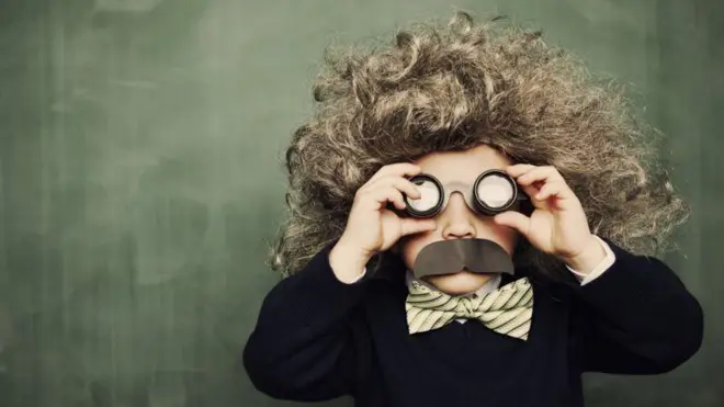 Criança vestida de Albert Einstein