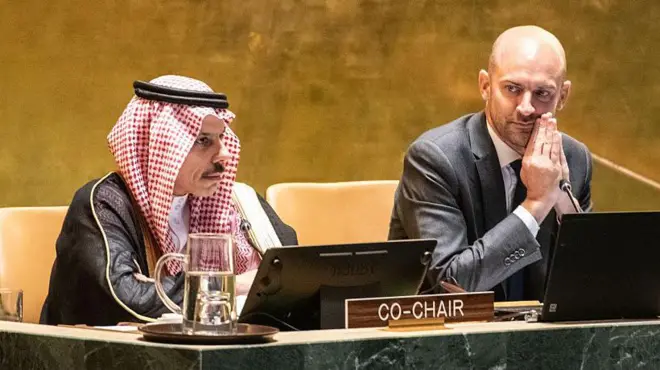 ترأس وزير الخارجية السعودي، فيصل بن فرحان آل سعود (يسار)، ووزير الخارجية الفرنسي، جان نويل بارو، مؤتمرًا حول فلسطين وحل الدولتين في الأمم المتحدة، في ٢٩ يوليو/تموز ٢٠٢٥، بمدينة نيويورك.