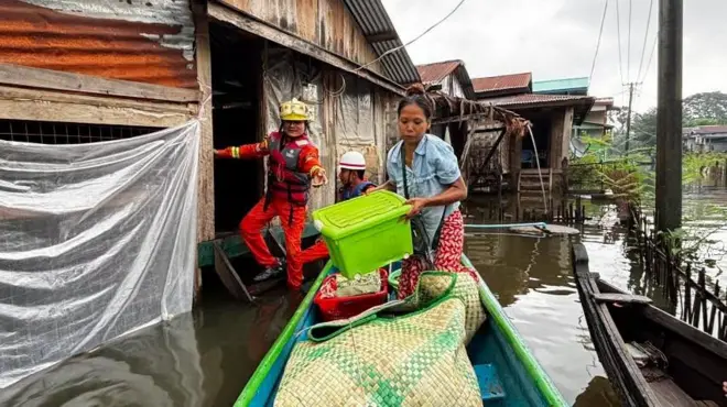 ဇူလိုင် ၁၁ ရက် ရွှေကျင်ချောင်းရေတက်လို့ ရွှေ့ပြောင်းနေကြရတဲ့မြင်ကွင်း 