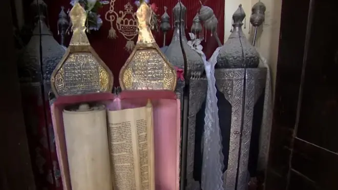 نسخ من التوراة في كنيس جوبر