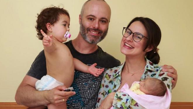 Richard e Rafaela, ele com a filha pequena no colo, sorriem para foto dentrowww blaze apostascasa