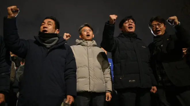 Протестувальники біля південнокорейського парламенту в Сеулі 