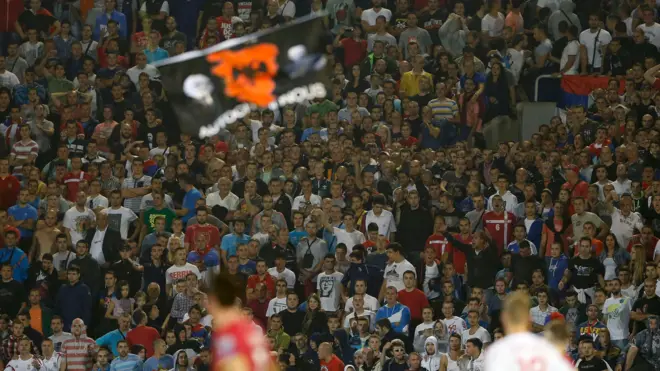 dron sa zastavom velike albanije iznad stadiona partizana tokom utakmice srbija - albanija 14. oktobra 2014.