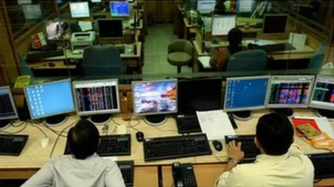 शुक्रवार को बाज़ार खुलते ही निवेशकों के 4 लाख करोड़ रुपए डूब गए.