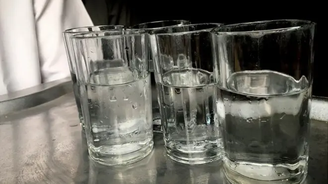 የብርጭቆ ውሃ