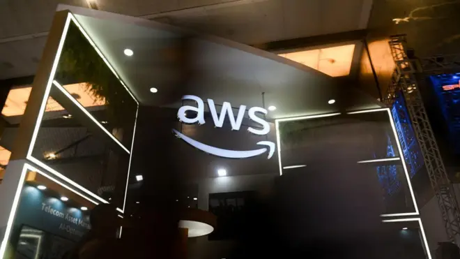 El logotipo de Amazon Web Services (AWS) con letras blancas en un fondo negro