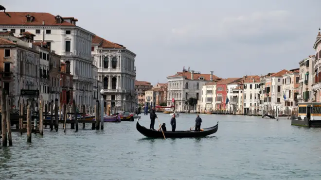 Гранд-канал тоже опустел. Большинство гондол стоят на приколе
