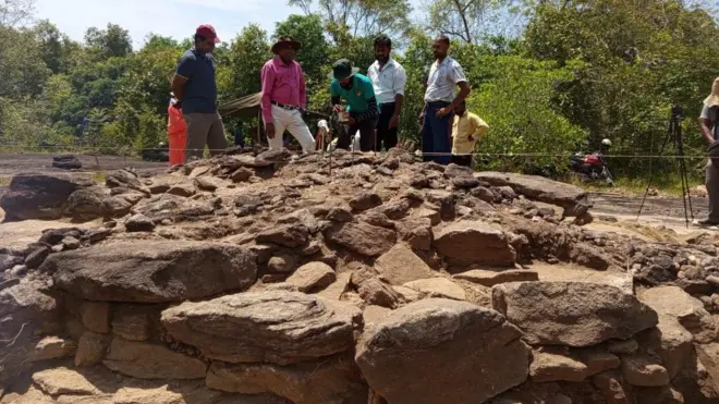 අම්පාර, සමන්ගල පුරාවිද්‍යා භුමියේ කළ ගවේෂණයකින් සොයාගත් යකඩ යුගයට අයත් කේතුකාකාර සුසාන ස්මාරක විවෘත කිරීමට පුරා විද්‍යා දෙපාර්තෙම්න්තුව කටයුතු යොදා තිබේ.