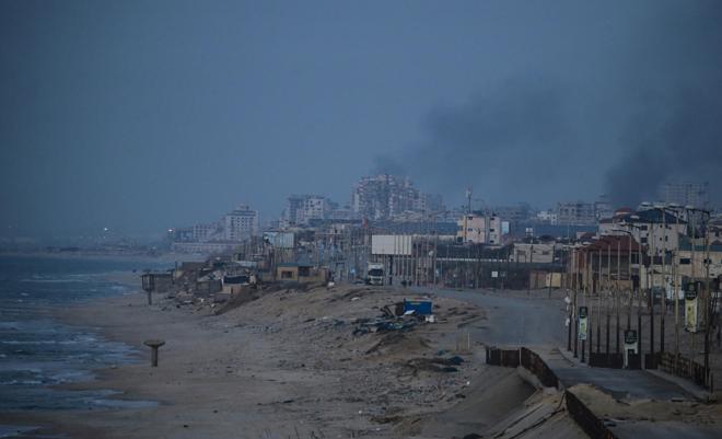 دخان في سماء مدينة غزة خلال العمليات الإسرائيلية في شمال قطاع غزة
