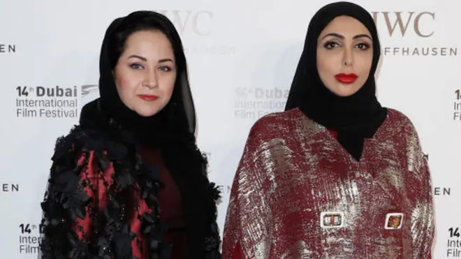 شہزادی ہند القسیمی (دائیں جانب)