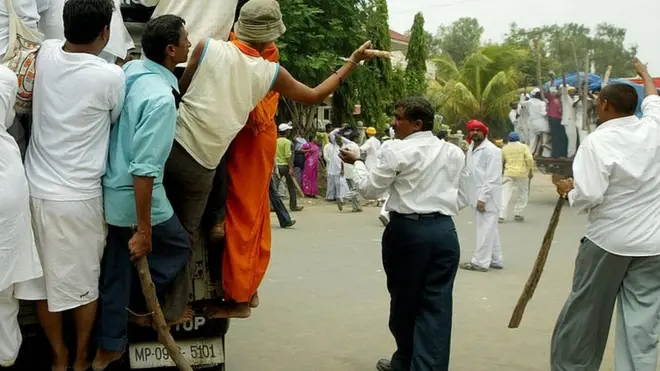 2008 జూలై 18వ తేదీన అహ్మదాబాద్‌లోని ఆశారాం బాపు ఆశ్రమం వద్ద మీడియాపై దాడులు చేస్తున్న ఆయన మద్దతుదారులు