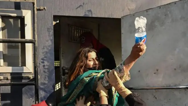 پی ٹی آئی کی خاتون کارکن کی گرفتاری (فائل فوٹو)