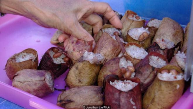 "Lemang periuk kera"（猪笼草包米饭）是马来西亚婆罗洲一种常见的小吃