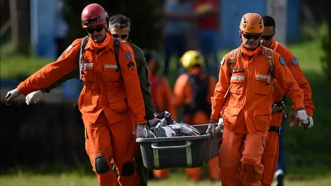 Los equipos de rescate trabajan sin descanso a estas horas en la zona afectada.