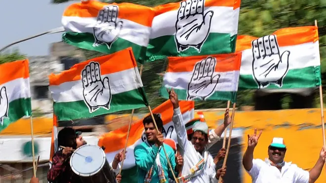 કોંગ્રેસના ફ્લેગ સાથે લોકો