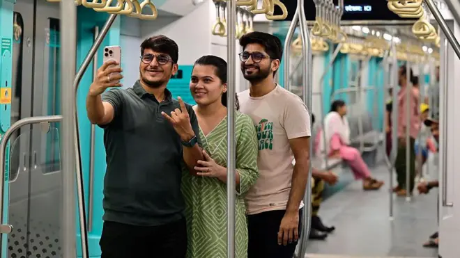 भारतानं 2 डझन शहरांमध्ये मेट्रोचं जाळं पसरवण्यासाठी 26 अब्ज डॉलर खर्च केले आहेत. 