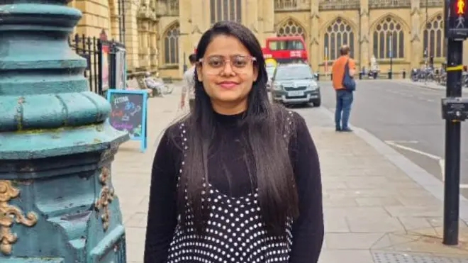 බ්‍රහස්පතින්දා දහවල්, තම ගුවන් ගමන මග හැරීම ගැන 30 හැවිරිදි භූමි චෞහාන් සිත්තැවුලට පත් විය.