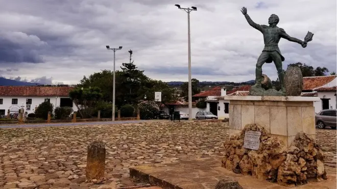 Un monumento a un prócer de la independencia de Colombia y Venezuela. Enrique Agresott nos envió esta foto desde su teléfono celular. "Este es Antonio Ricaurte. Nacido en Villa de Leyva, Colombia, e inmortalizado por su valentía durante la batalla contra los españoles en San Mateo, Venezuela", nos escribió.