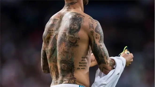 Jogador tatuado