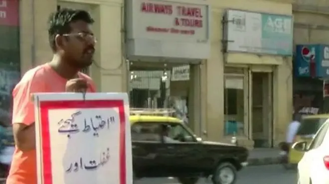 محمد قاسم کو ایک سال تک ہر ہفتے یوں ہی کھڑے ہو کر لوگوں کو یہ پیغام دینا ہے۔