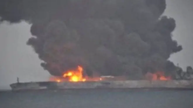فقدان 30 شخصا في تصادم ناقلة نفط إيرانية مع سفينة صينية.