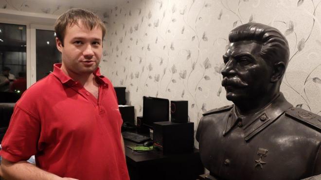 Бюст Сталина в квартире новосибирца Мецлера