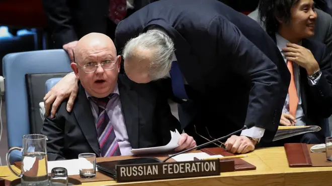 Россия и Сирия (на фото - представители этих стран в ООН Небензя и Джафари) говорят, что США с Британией и Францией нарушают международное право. Те отвечают, что они его, наоборот, защищают.