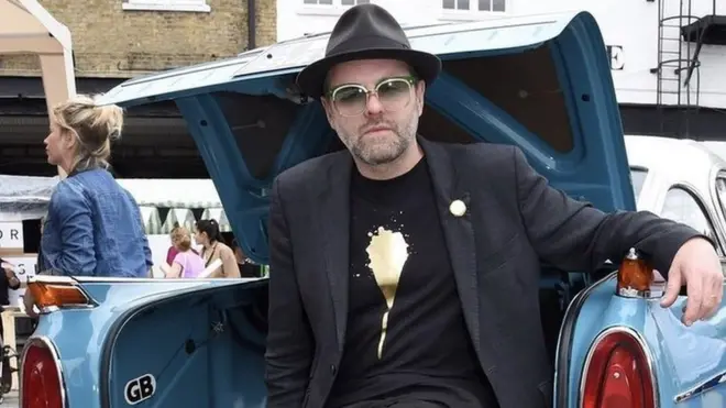 艺术家嘉文塔克希望靠着古董车宽敞的后备箱，将自己的作品卖到纽约和柏林。