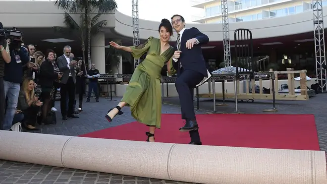 Golden Globes co-hosts Sandra Oh and Andy Samberg rolling out the red carpet