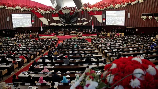 Ketua DPR terpilih, Setya Novanto, yang berada dalam status tahanan KPK terkait dugaan korupsi sudah mengundurkan diri.