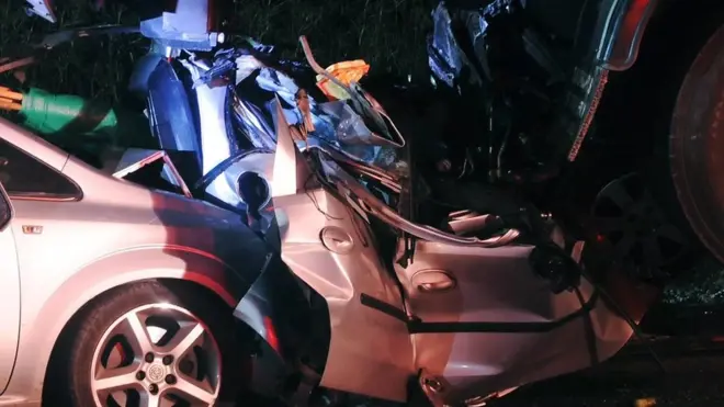 Mobil korban ringsek dan masuk ke bagian bawah truk di depannya setelah ditabrak dari belakang oleh truk yang dikemudikan Kroker.