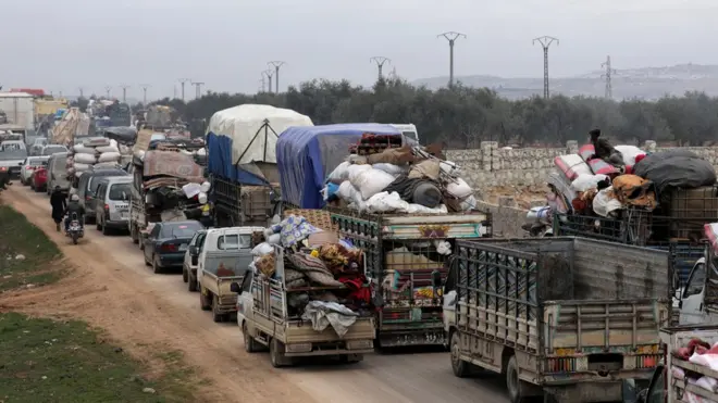 İdlib saldırıları nedeniyle binlerce Suriyeli Türkiye sınırına ilerliyor.