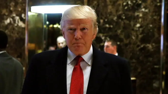 特朗普对记者们表示，空军一号新飞机耗资过大。