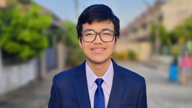 พิพิชชญะในชุดสูทตัวแทนประเทศประเทศไทยที่เขาควรจะได้ใส่หากได้เดินทางไปแข่งขันที่ประเทศรัสเซีย