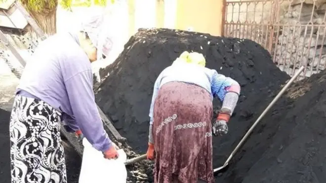 Ko'mir olayotgan ayollar