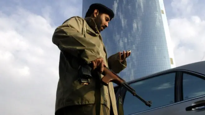 رجل أمن سعودي في حاجز أمني للسيارات