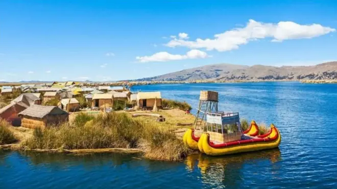 Visiwa vya Reed vya watu wa jamii ya Uru kwenye ziwa Titicaca viko kwenye mpaka baina ya Bolivia na Peru