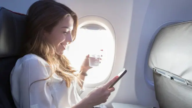 પ્લેનમાં બેઠેલી યુવતી