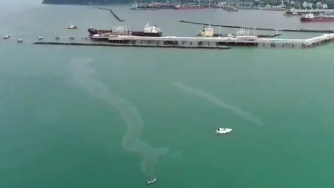 В результате утечки на поверхности моря образовалось два нефтяных пятна