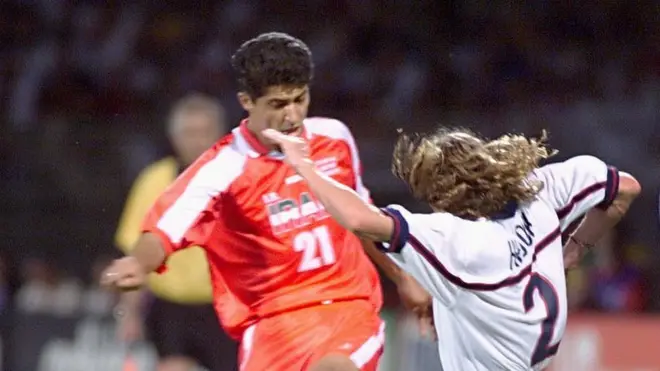 مهرداد میناوند مقابل فرانکی هایدوک در بازی تیم ملی فوتبال ایران با آمریکا در جام جهانی ۱۹۹۸